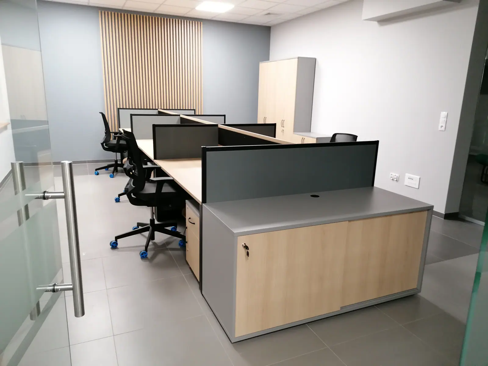 Bürotrennwände Köslin: Wie System 20 ein neues Büro in einem Produktionsbetrieb ordnete