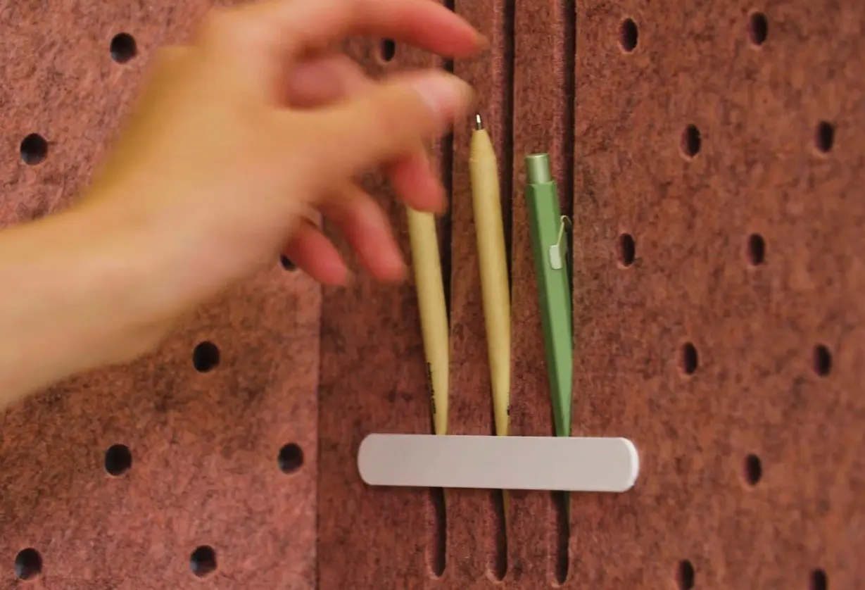 Eingebauter Stifthalter in der Wand der DOT-Kabine — praktisches Detail der Akustikkabine