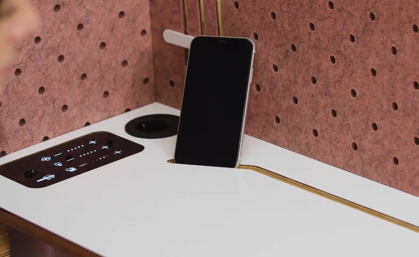DOT-Kabine — eingebaute Ablage für Telefon und Tablet in der Akustikkabine