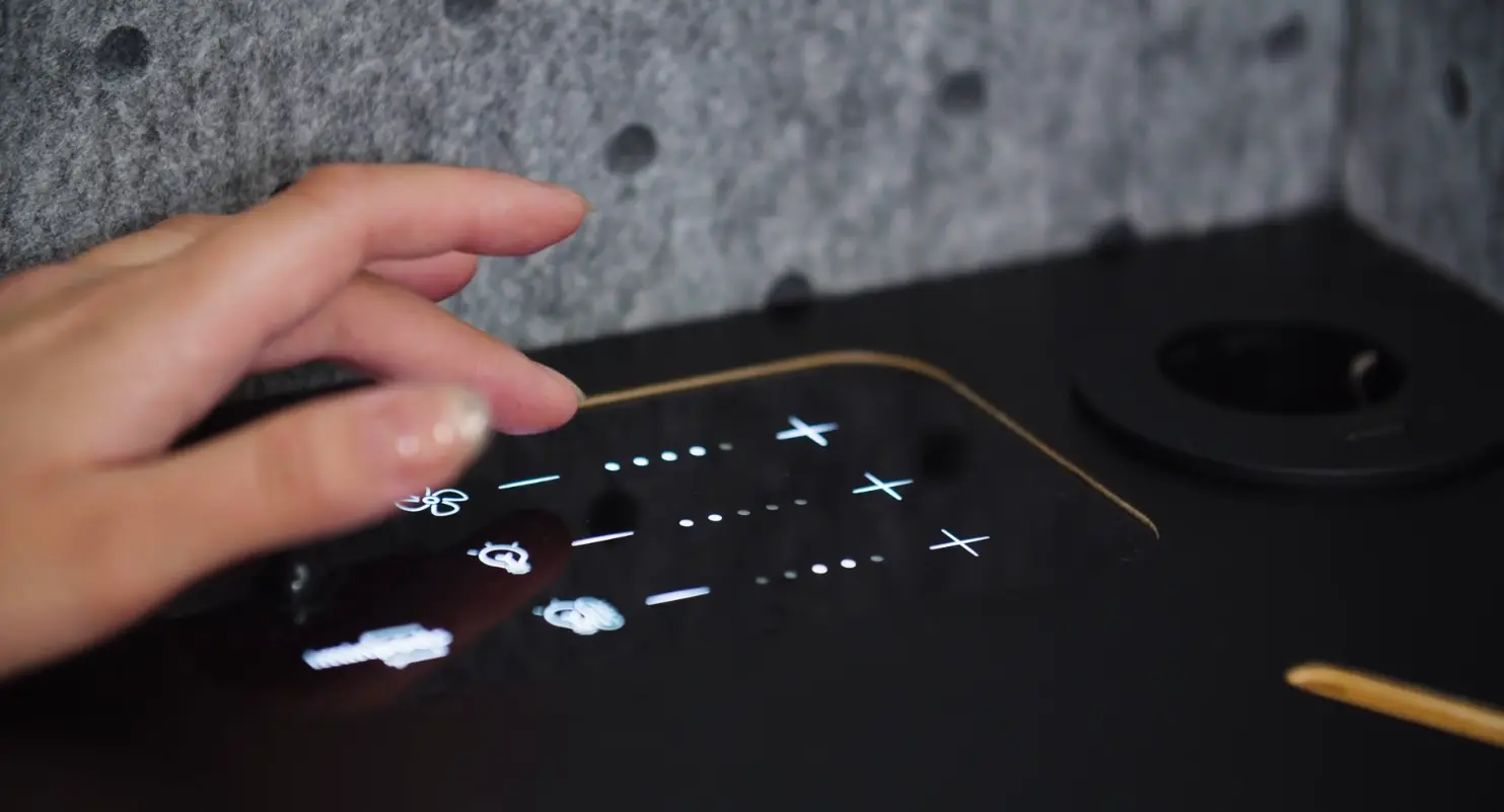 Touch-Panel zur Beleuchtungs- und Lüftungsregelung in der DOT Akustikkabine