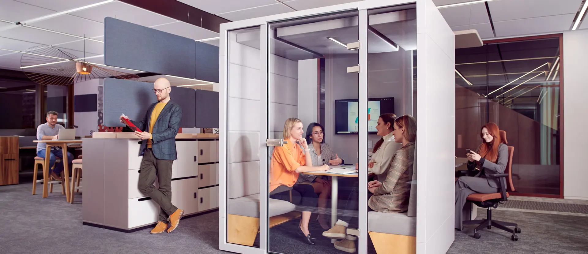 L booth for 4-person meeting — isolation from office noise and complete conversation privacy