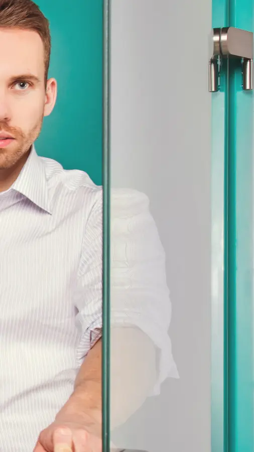 Laminated safety glass from 2 panes in L booth — side view of the door glass panel