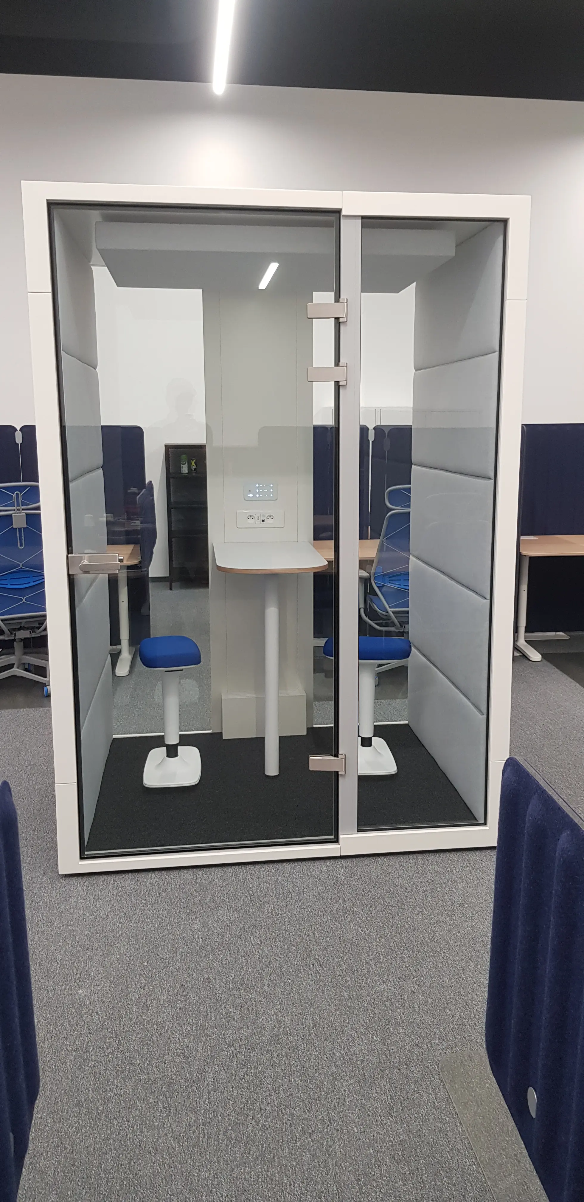 M Akustikbox 2 Personen — Realisierung Frontansicht, Mini-Konferenzraum im Büro