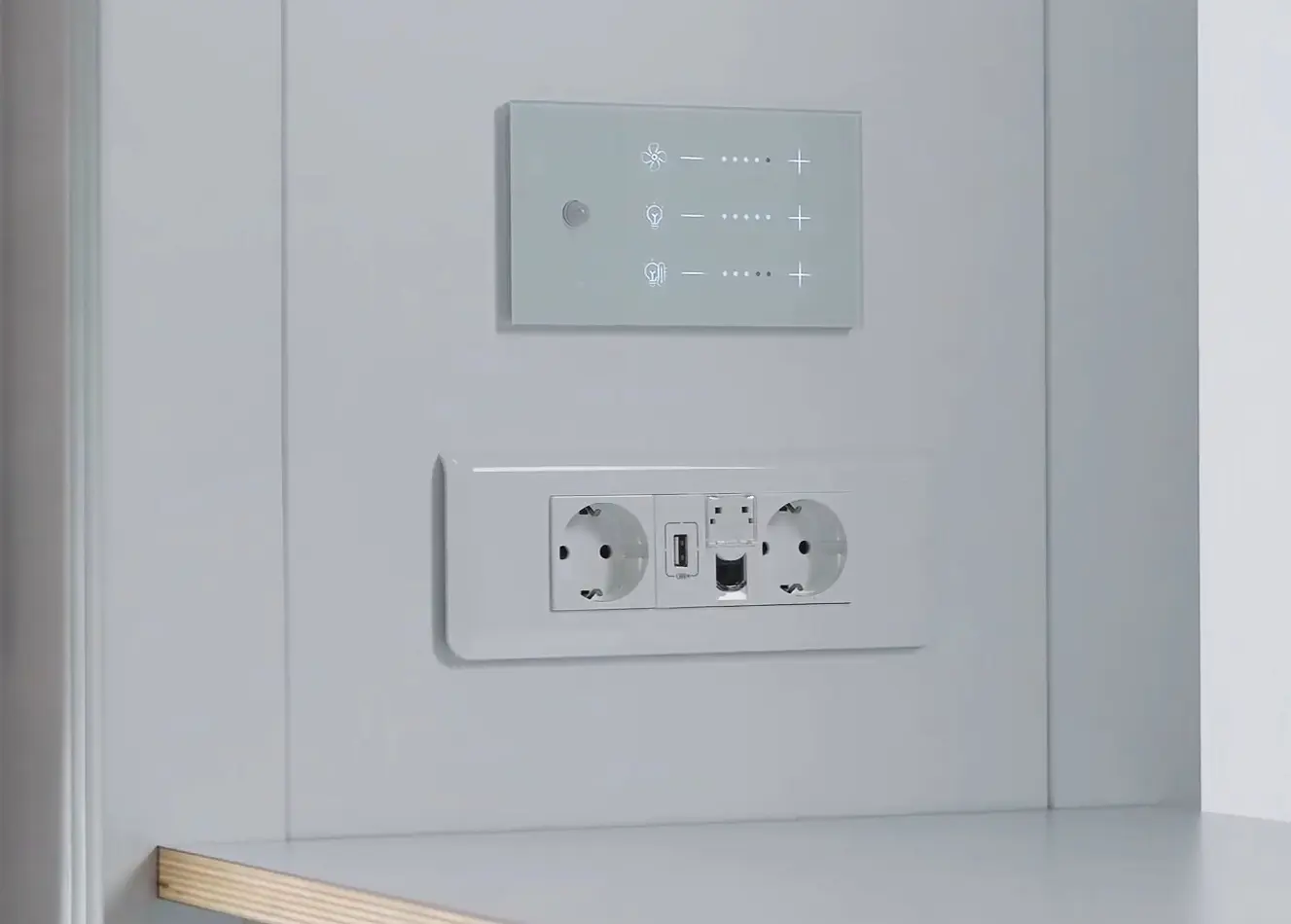 Bedienfeld und Mediaport in der M Kabine — USB-, 230V- und HDMI-Anschlüsse für 2 Personen