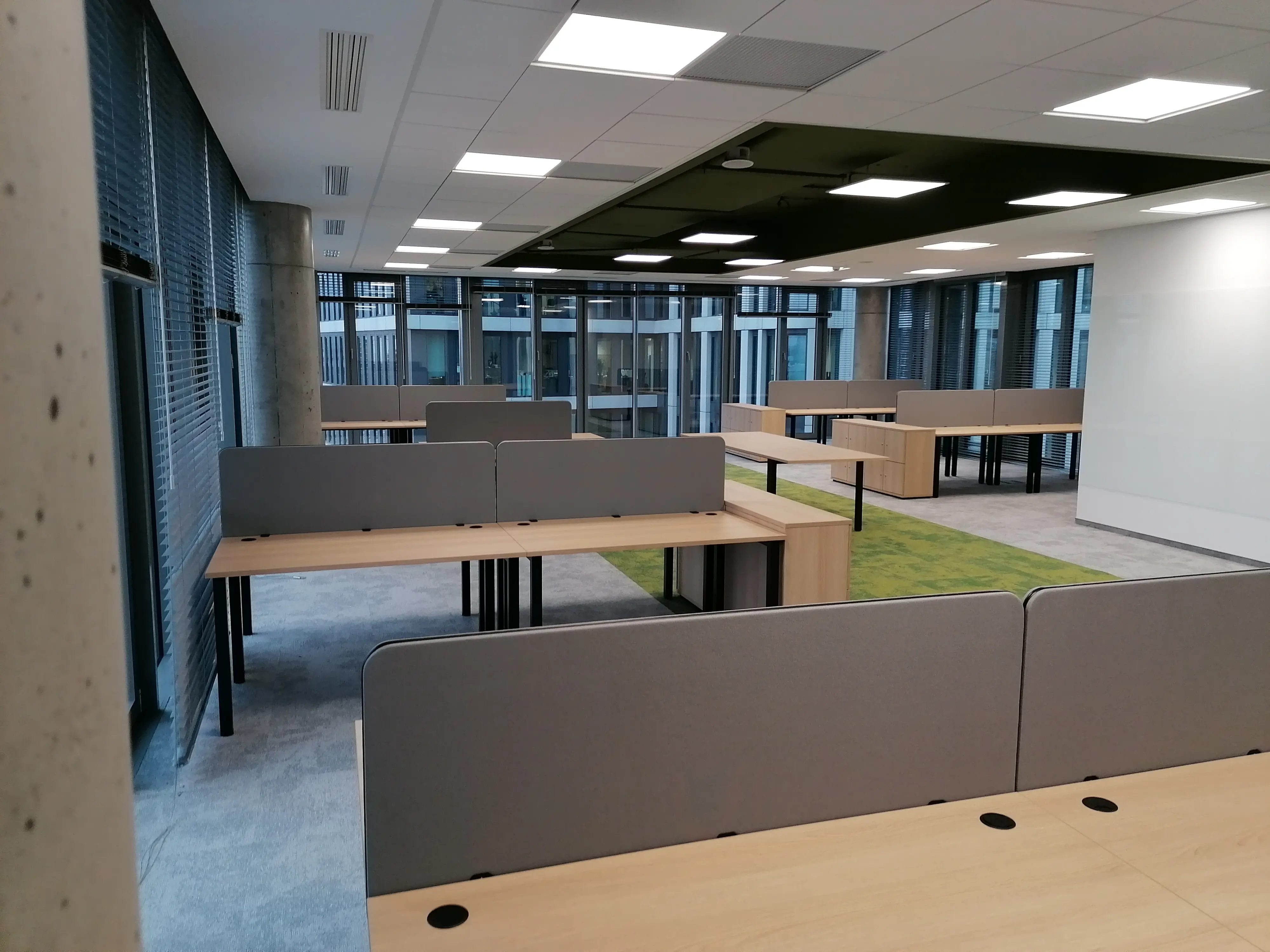 SEAL Schreibtischtrennwand im Open-Space — ohne Bohren am Tisch befestigt, Warschau