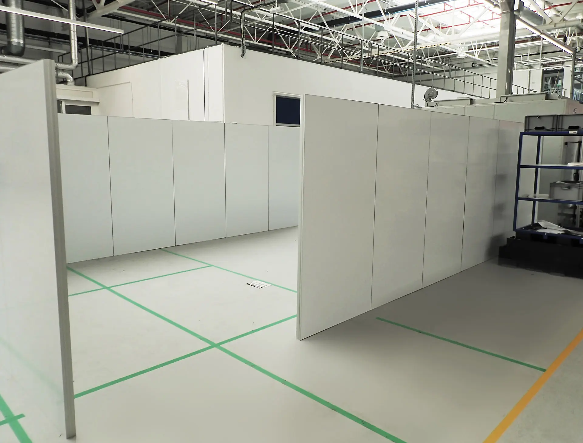 Smart Wall Panel in der Produktionshalle — modulare Maschinenkapselung und Lärmminderung