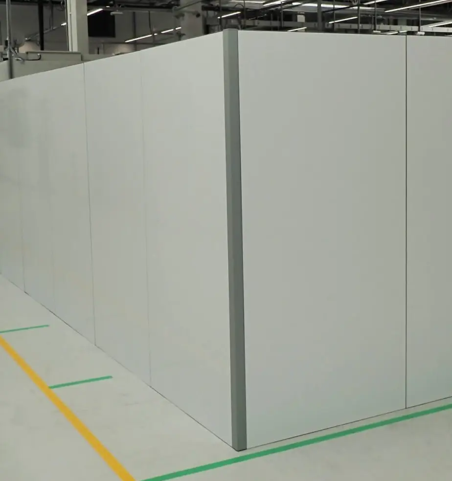 Smart Wall Wand in der Produktionshalle — Maschinenlärmschutz und Sicherheitszonentrennung