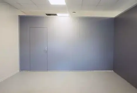 Smart Wall Wand mit Türen — Konferenzraumabtrennung im Bürokorridor