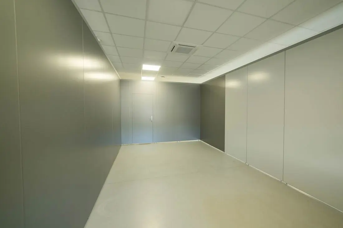 Innenraum des Smart Wall Raums im Korridor — abgetrennter Konferenzbereich mit Türen