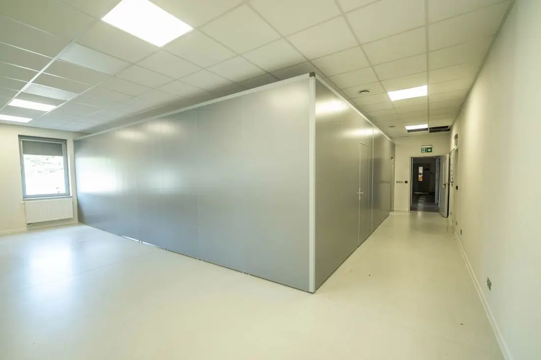 Smart Wall Konferenzraum-Abtrennung im Korridor — modulare Paneele mit Türen
