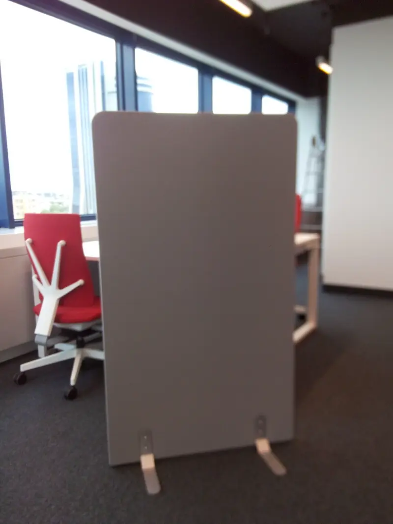 Mobile Soft Schallschutzwand — Abschirmung eines Arbeitsplatzes ohne Bohren