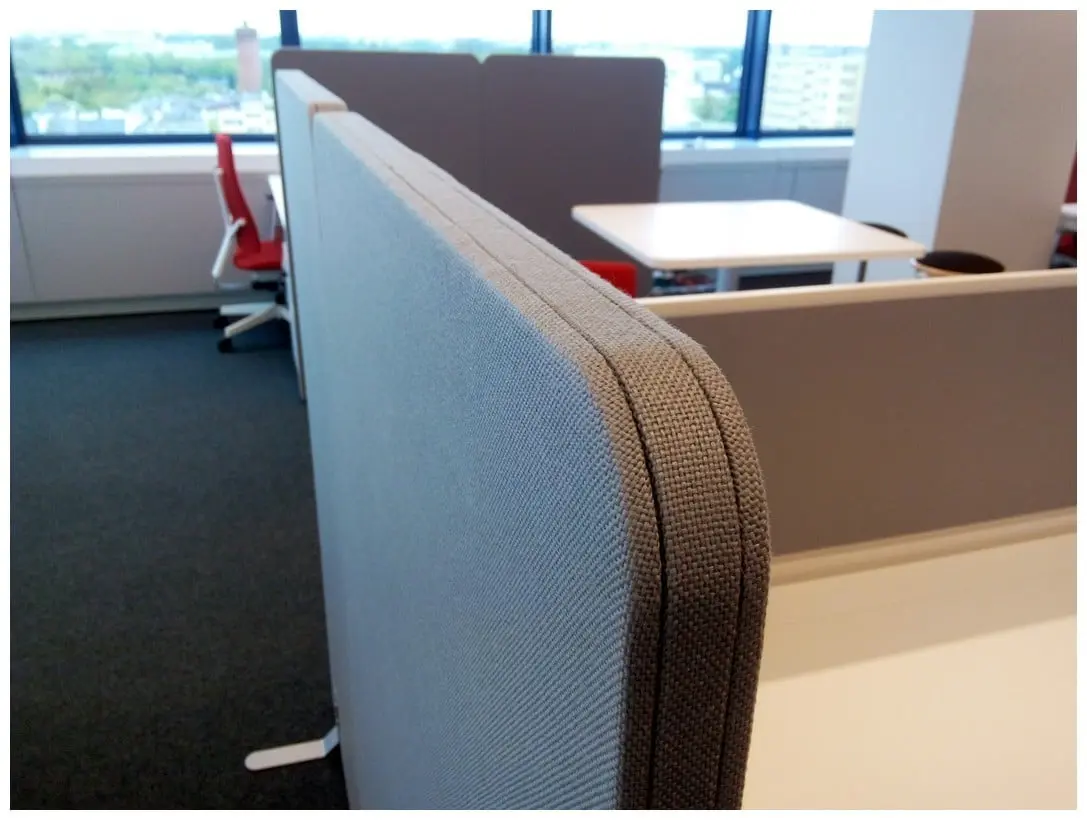 Soft Trennwand Finish-Detail — gepolsterter Seitenstreifen und abgerundete obere Ecke