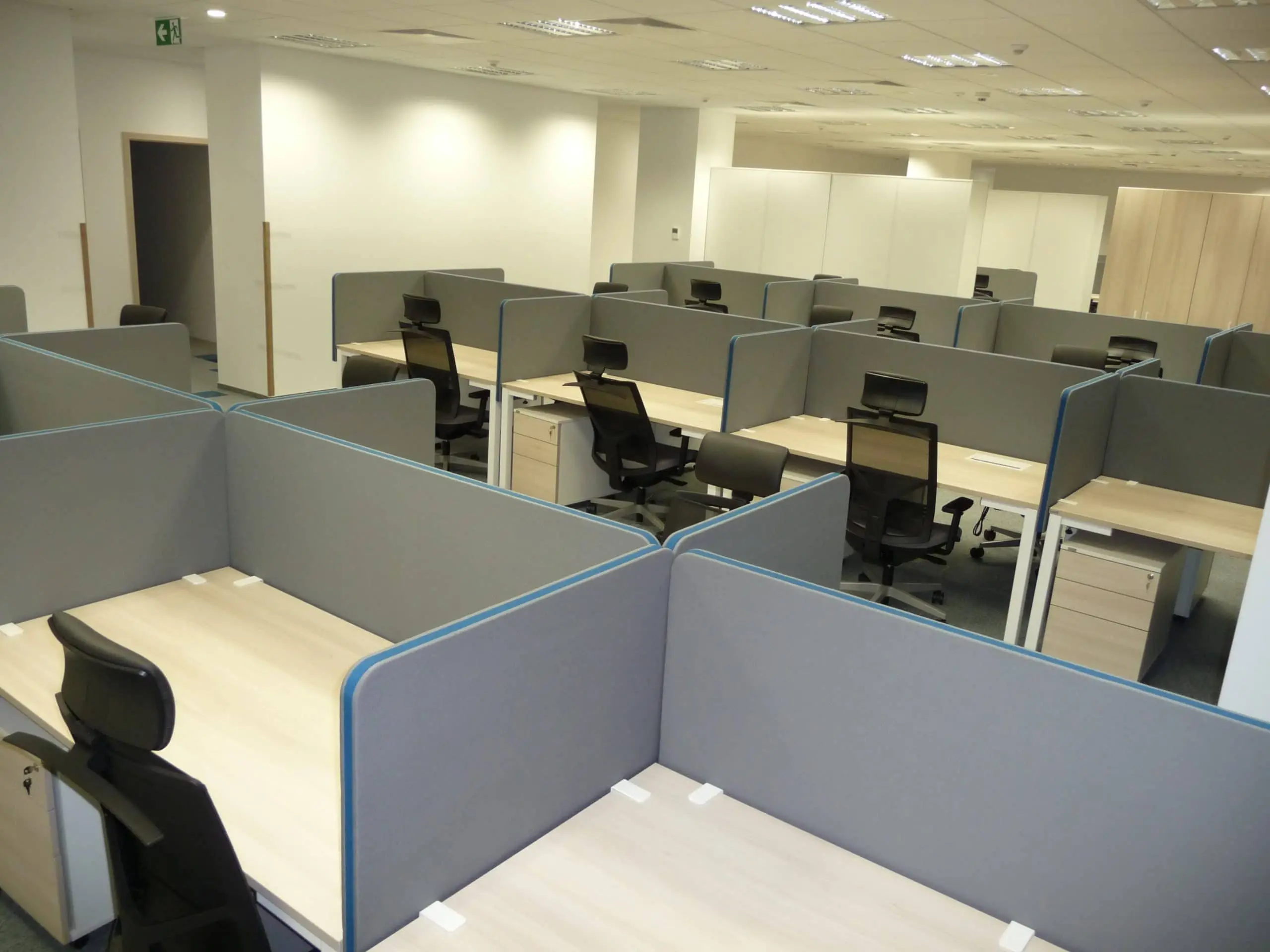 Soft Trennwände im Call-Center — Schreibtischteilung und Raumschalldämmung, Raumorganisation