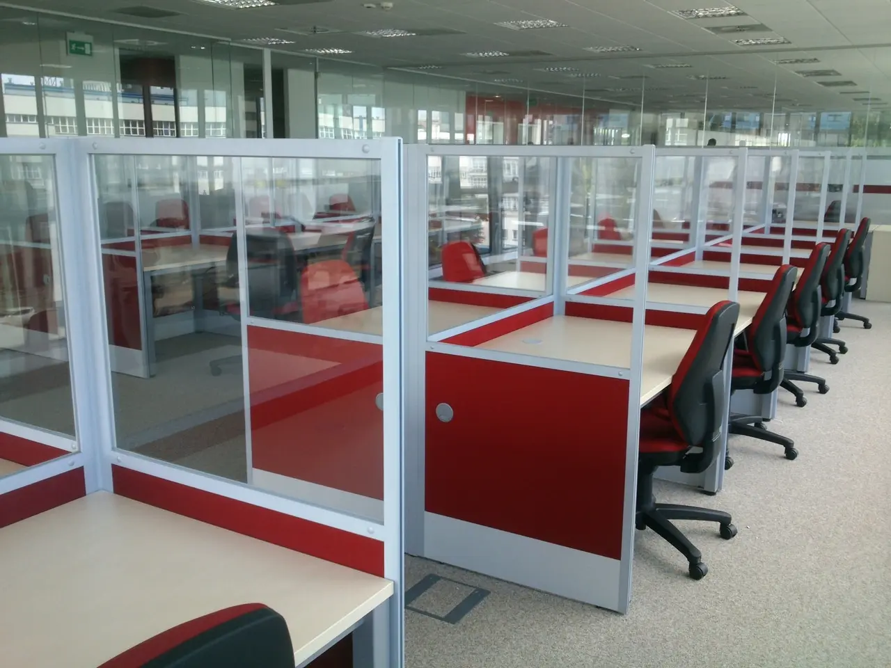 System 20 Bürotrennwand mit Acrylpaneel — transparente 20 mm Aluminium-Bürotrennwand
