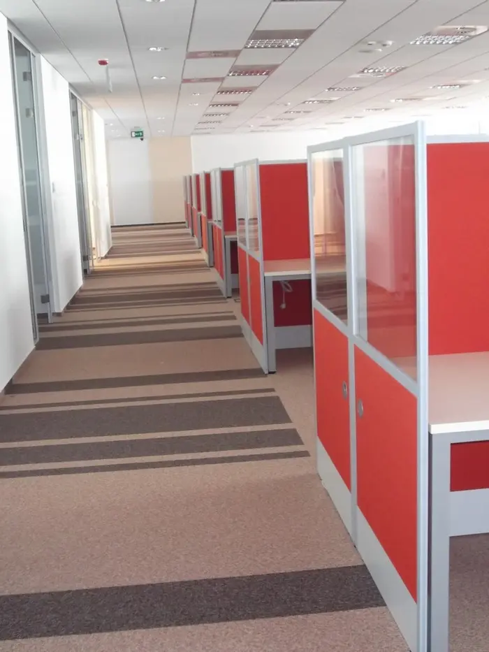 System 20 Raumteiler — Abtrennung der Kommunikationszone von Arbeitsplätzen im Büro
