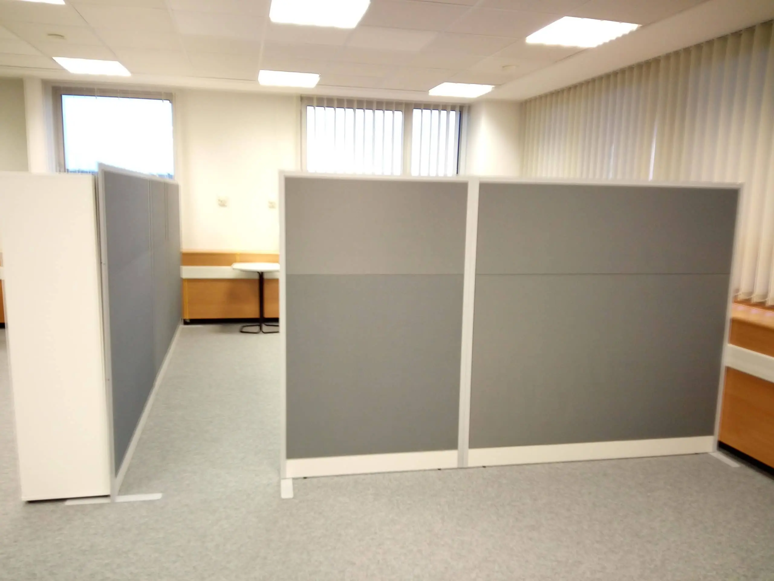 System 20 — Büroraumgestaltung mit modularen Aluminiumtrennwänden im Open-Space