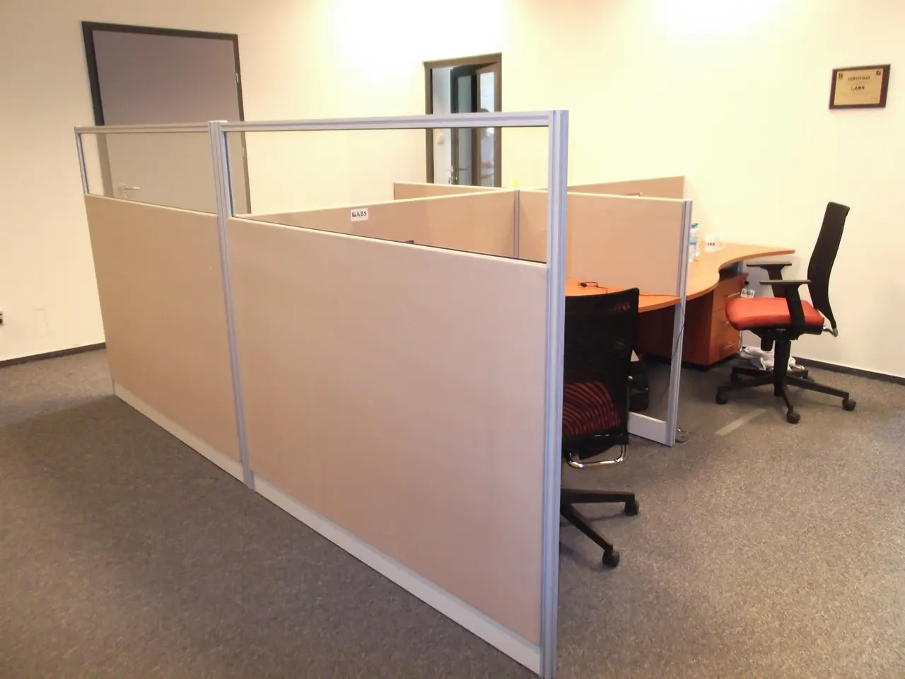 System 32 Bürotrennwand — Möbelplatte und Aluminium, Abteilung im Büro abgetrennt