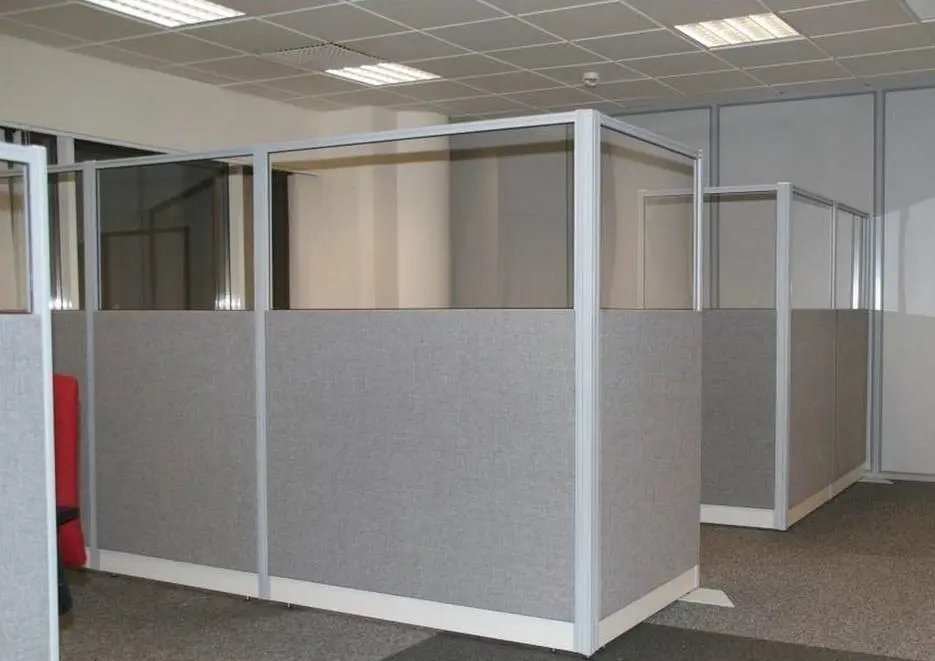 System 32 Trennwände — Büromöbel mit Polsterung und Acrylglas, gemischte Aluminium-Panelfüllung