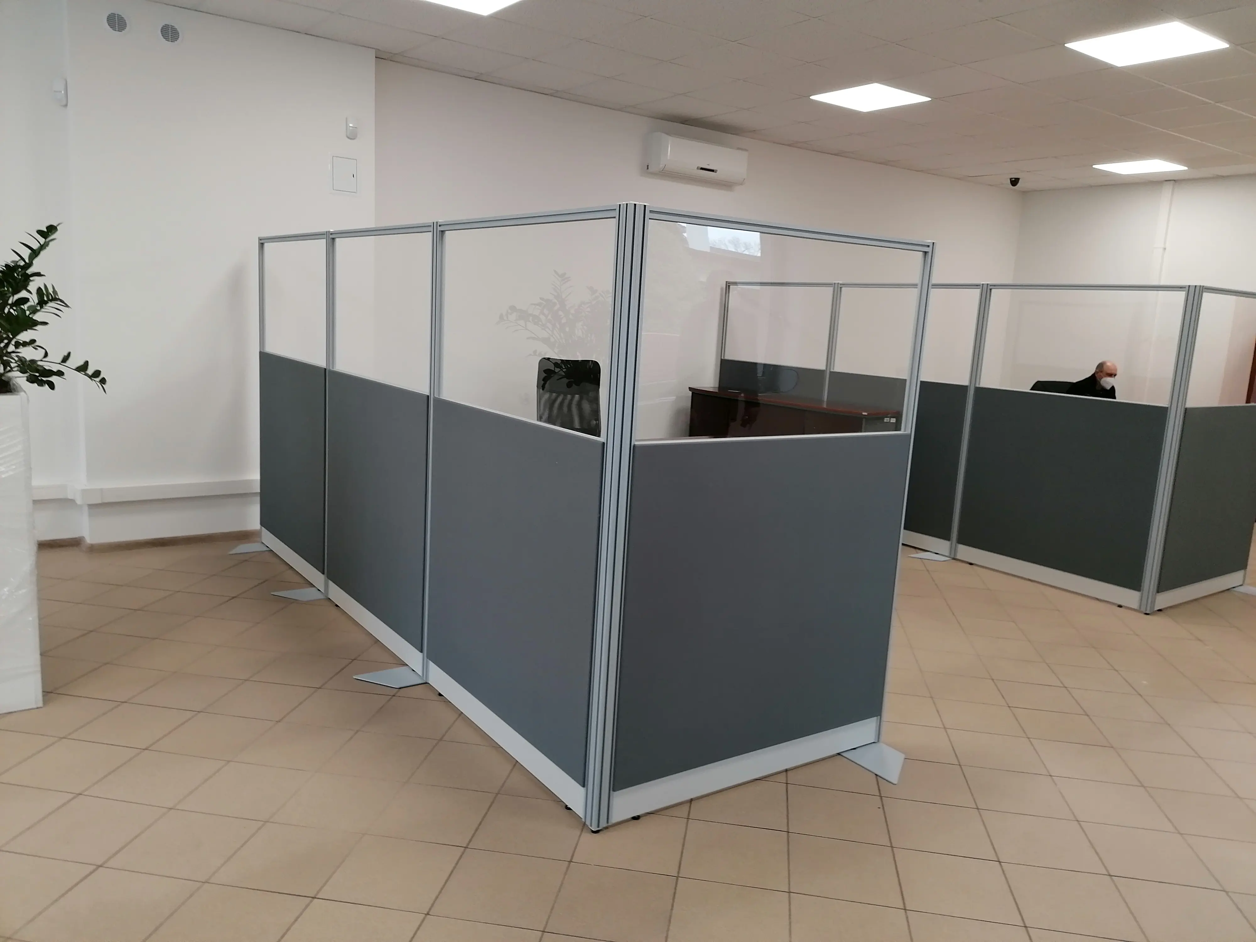 System 32 Bürotrennwände — Aufteilung des Open-Space in Arbeitsplätze und Arbeitszonen