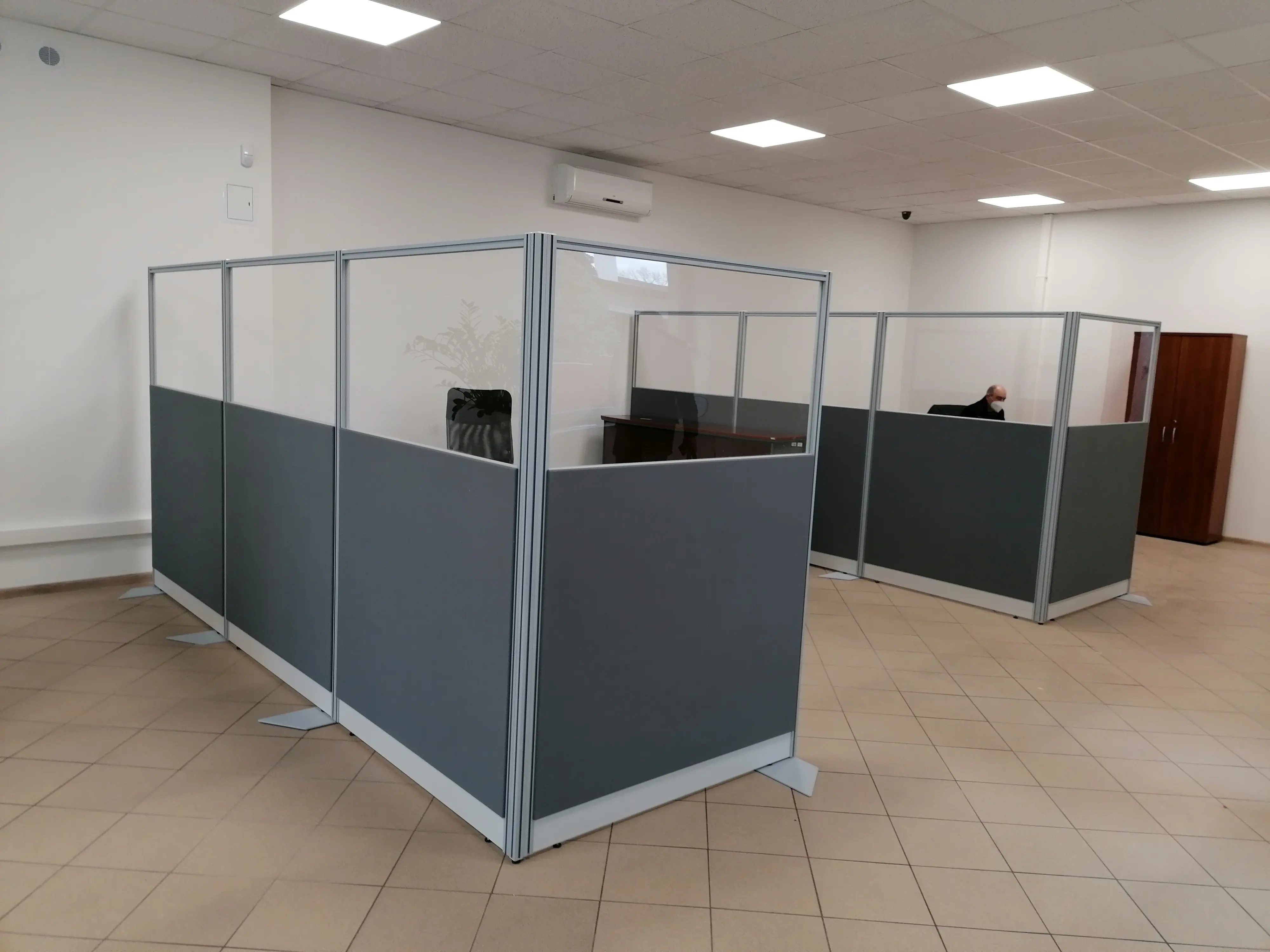 System 32 Kundenservicestationen — Trennwände mit Polsterung und Acrylglas, diskreter Service