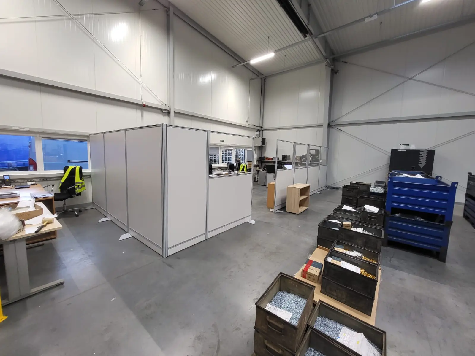 System 32 Gehäuse in Produktionshalle — Platten- und Acrylglas-Trennwände zur Zonentrennung