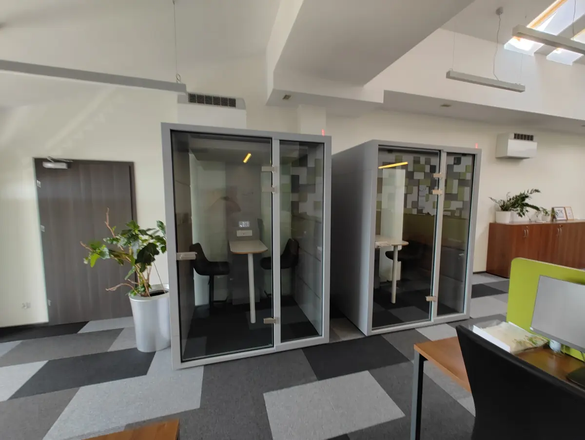 Kabiny akustyczne Warszawa: dwuosobowe budki M jako strefa spotkań na głośnym open space