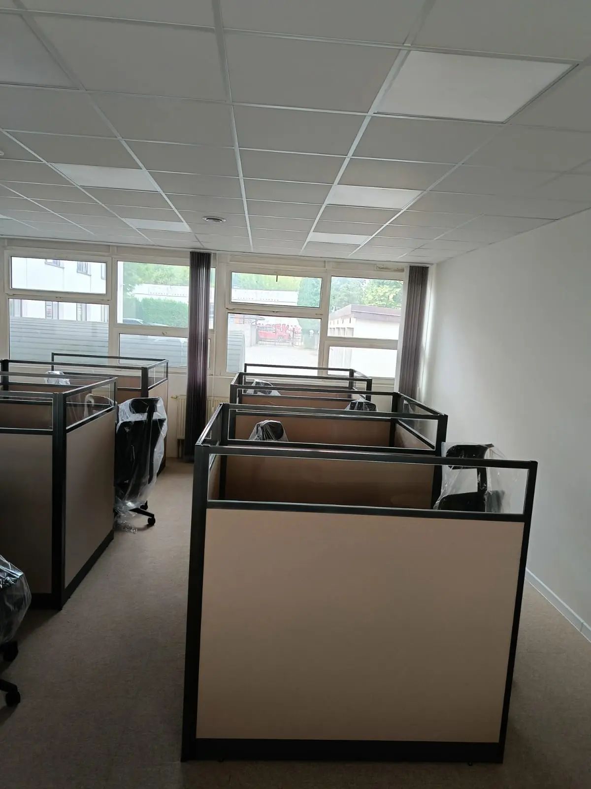 Modern Office Partitions Kielce: How We Soundproofed a Call Center Without Blocking the Light